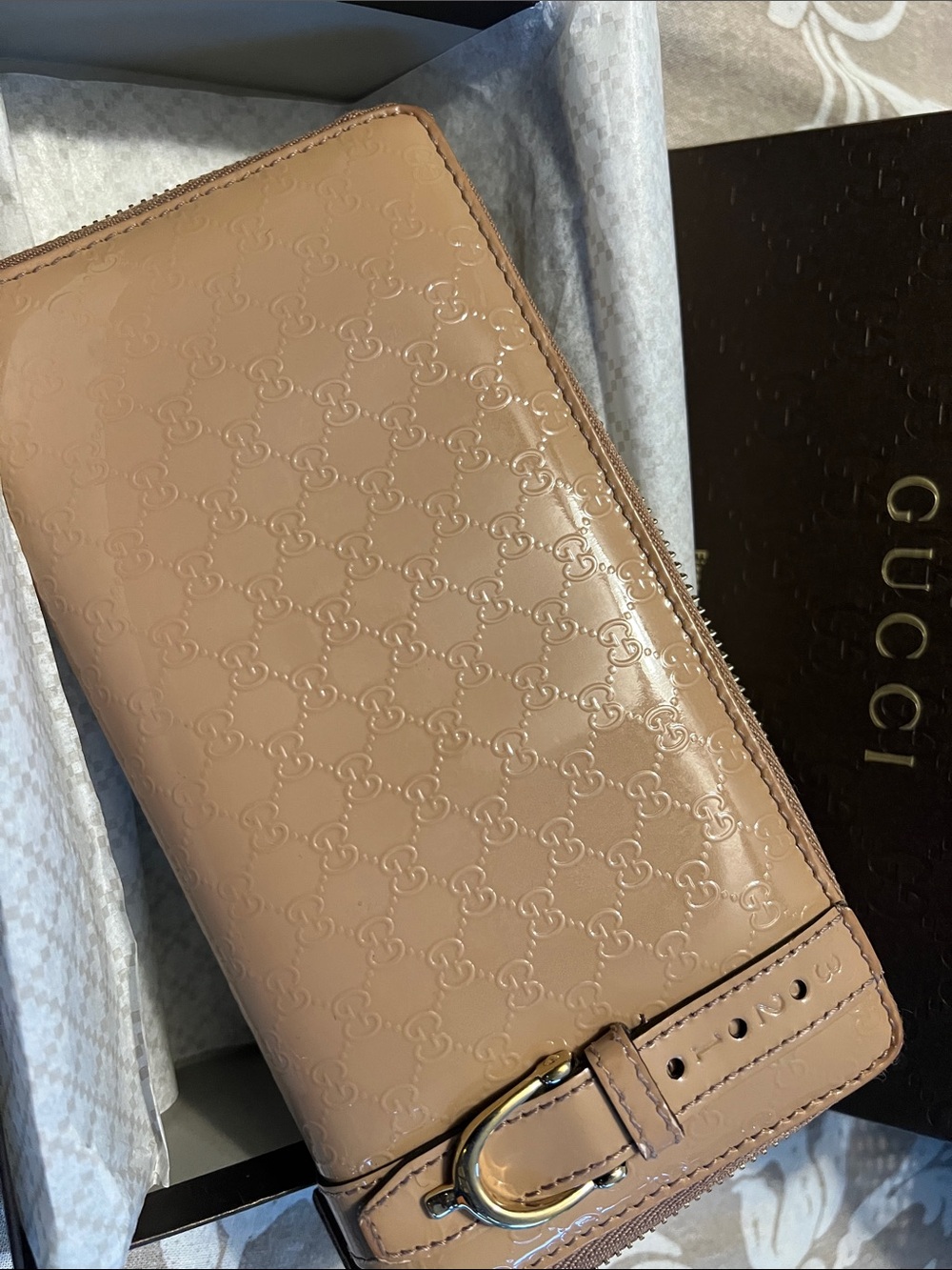 Authentic Vintage Gucci Beige Patent Leather Zip Wallet with Signature Buckle